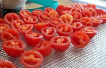 sliced red tomatoes