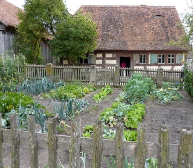 https://rurallivingtoday.com/wp-content/uploads/2012/03/Fachwerkhaus-mit-Garten.jpg