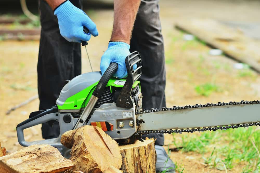 how to start a chainsaw